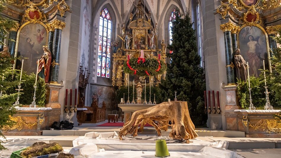 Der Aufbau der Krippe in der Pfarrkirche Appenzell. (Bilder: Monika Schmid)