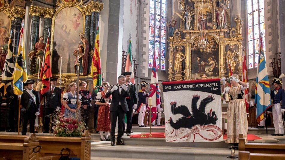 Die neue Fahne wurde im Beisein der Kirchgemeinde und befreundeter Musikvereine eingeweiht. (Bilder: Monika Schmid)